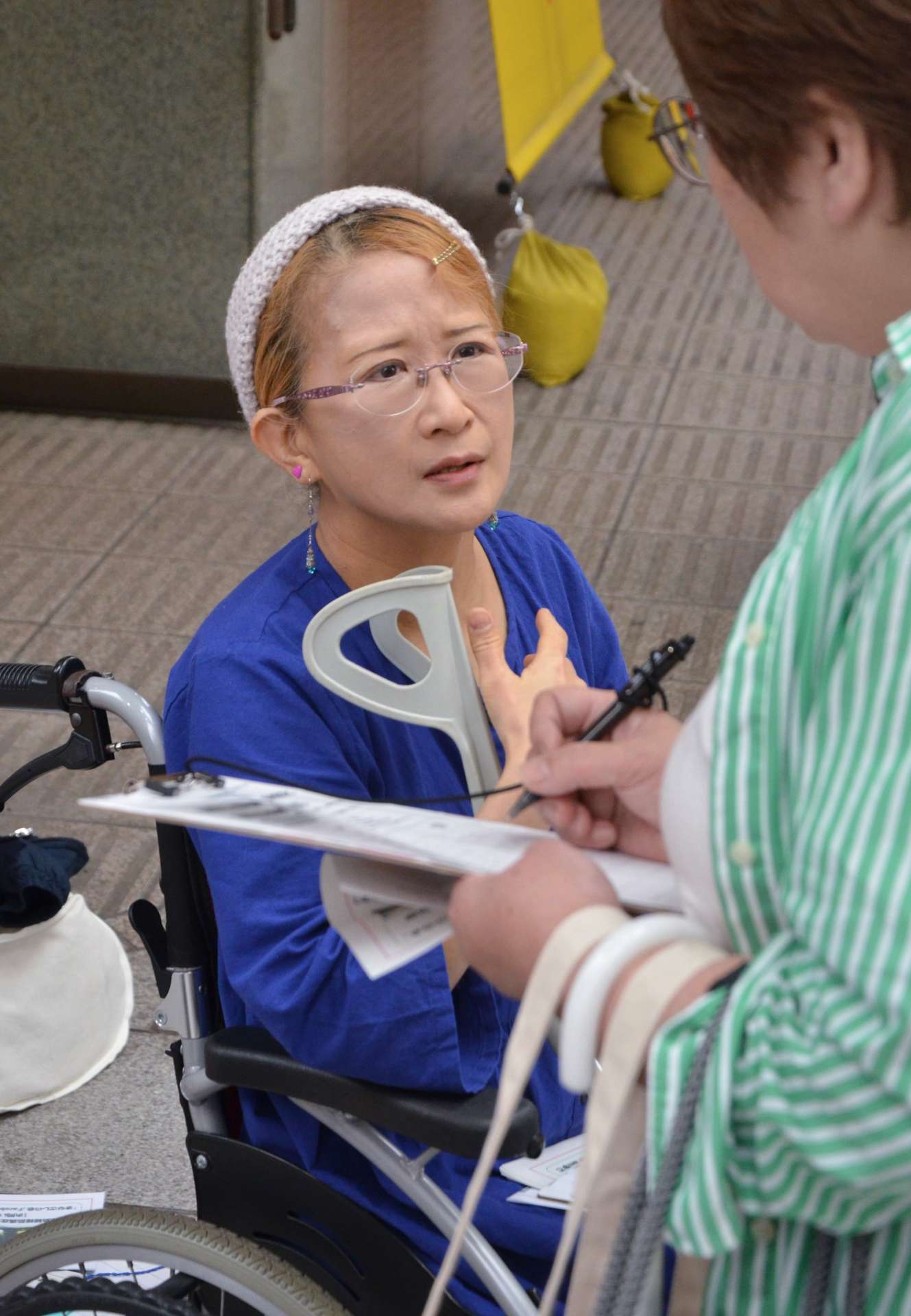 署名への協力を呼びかける竹下薫さん＝１１日、鹿児島市金生町