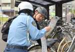 自転車利用者に安全運転を呼びかける警察官＝１２日、鹿児島市のＪＲ谷山駅