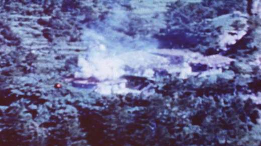 機銃掃射を受けるレンガ造りの釣掛埼灯台＝１９４５年８月１２日（豊の国宇佐市塾提供）