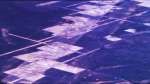 迷彩が施された串良海軍航空基地の滑走路へ向かう米軍機の機銃弾＝同３月２９日（豊の国宇佐市塾提供）