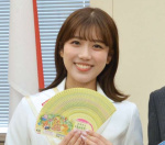 宝くじを手に笑顔を見せる幸運アンバサダーの松永鈴帆さん＝１３日、県庁