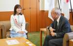 藤本徳昭副知事を表敬した松永鈴帆さん（左）＝１３日、県庁