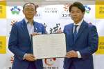 連携協定を結んだ池田宜永都城市長（左）とＥＮＢＩの綾部光希社長＝１２日、同市役所