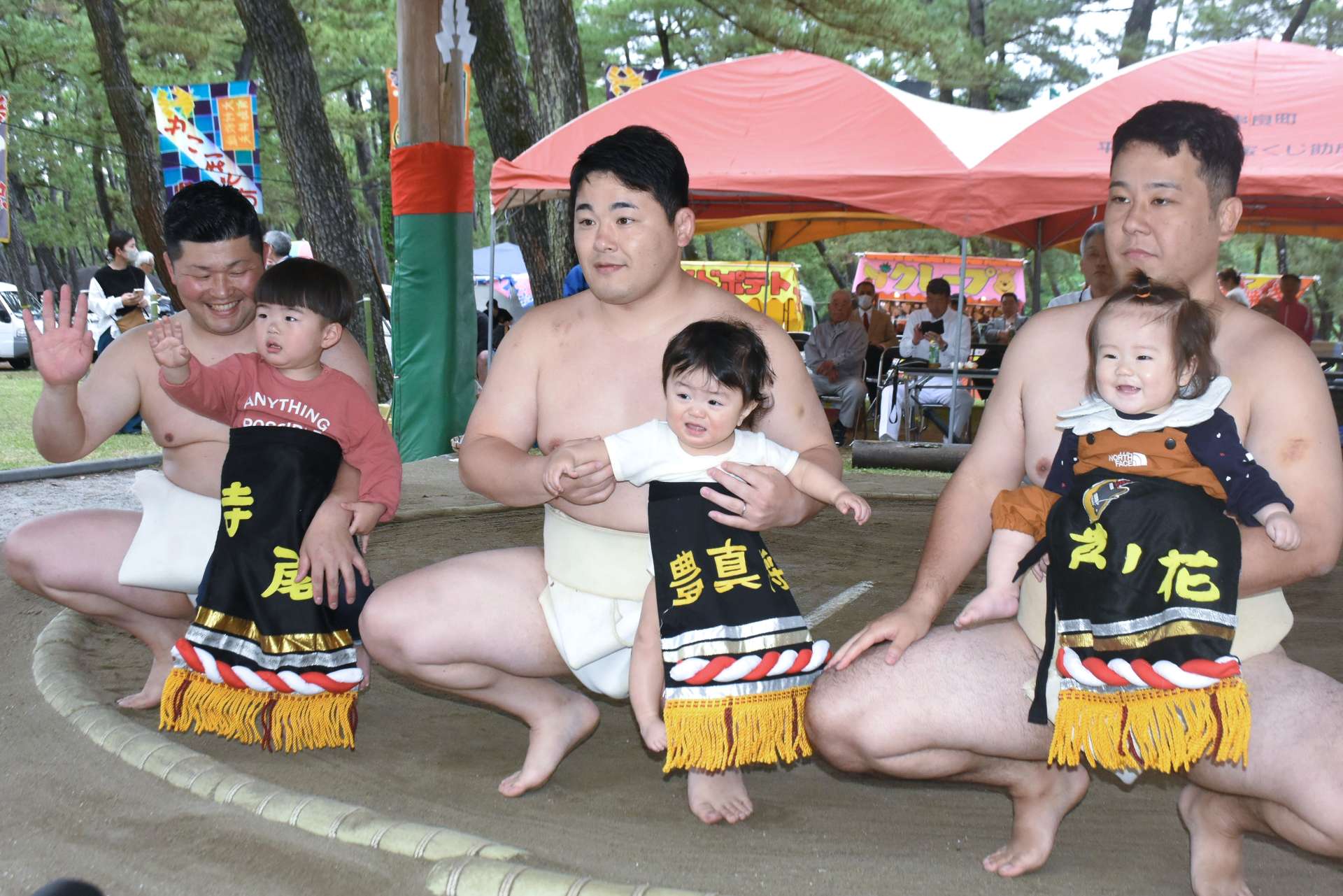 「柏原大相撲」の土俵入りでさまざまな表情を見せる子どもら＝東串良町