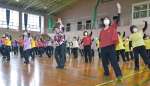 流行歌に合わせて軽快に踊る参加者ら＝伊佐市体育センター