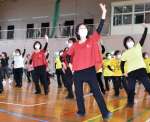 流行歌に合わせて軽快に踊る参加者ら＝伊佐市体育センター