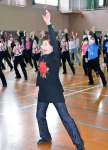 流行歌に合わせて軽快に踊る参加者ら＝伊佐市体育センター