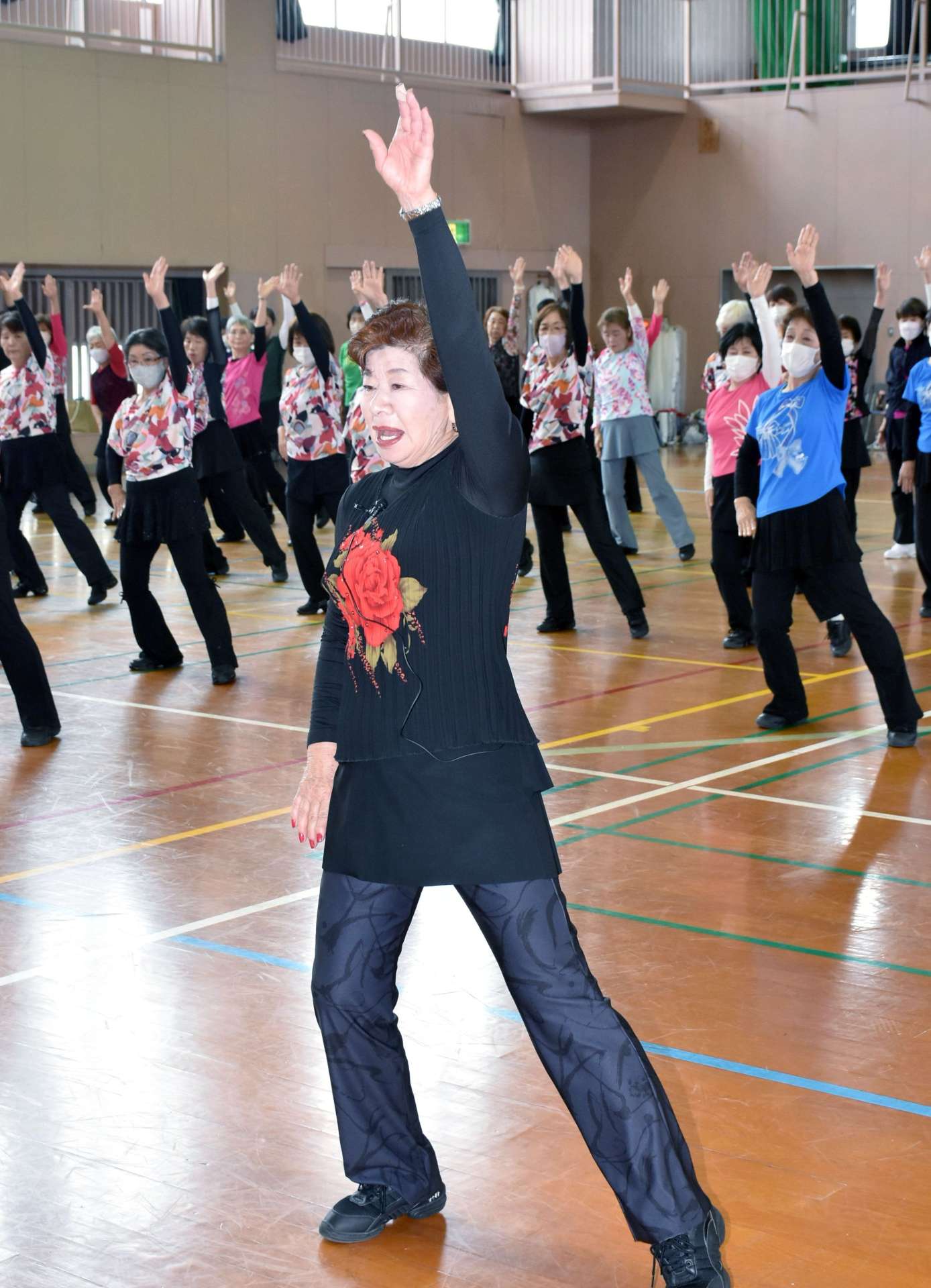 流行歌に合わせて軽快に踊る参加者ら＝伊佐市体育センター
