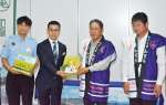 ＪＲ九州鹿児島支社に知覧茶の新茶を贈る南九州茶業振興会のメンバー＝１３日、鹿児島市の同社