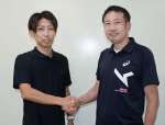 握手を交わす男子の森昌弘監督（右）と女子の今給黎一材監督
