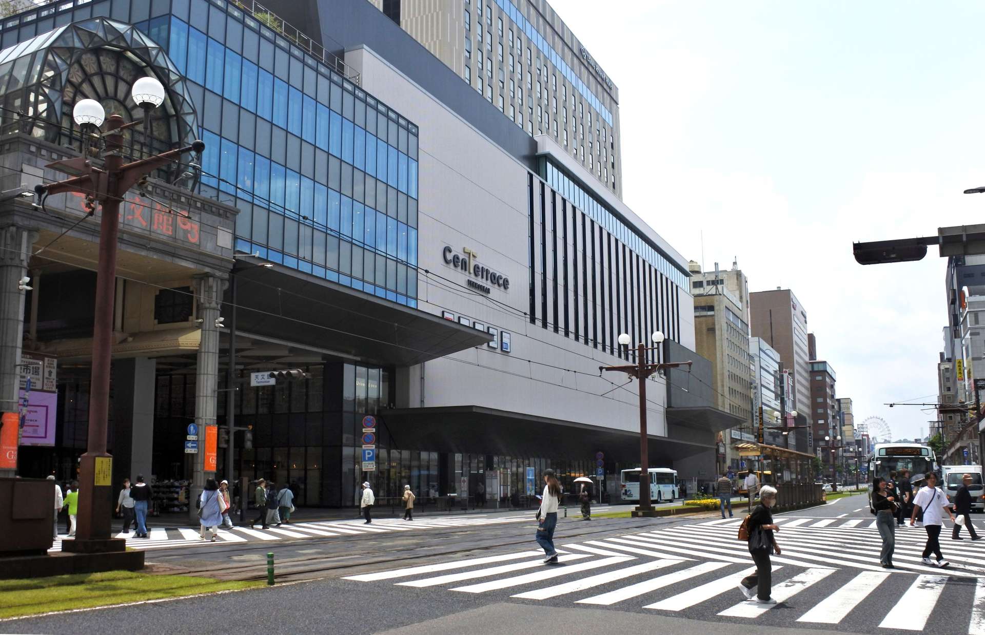 アーケード整備が予定されているセンテラス天文館前電車通り＝１２日、鹿児島市