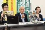 口頭弁論後の会見で空襲体験を話す上妻忠昭さん（中央）＝１３日、鹿児島市
