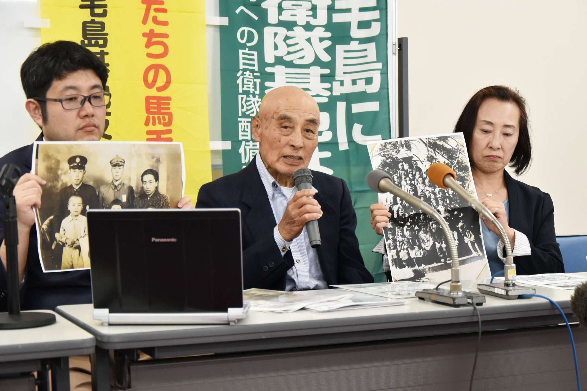口頭弁論後の会見で空襲体験を話す上妻忠昭さん（中央）＝１３日、鹿児島市