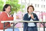 自身の乳がん経験を語る、歌手の麻倉未稀さん（右）＝１１日、鹿児島市のかんまちあ