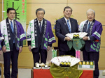 鹿児島産の新茶を贈られた石破首相（右から２人目）＝１４日午後、首相官邸