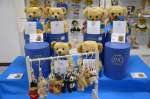 英国の人気キャラクター「くまのパディントン」のグッズ＝１４日、鹿児島市の山形屋