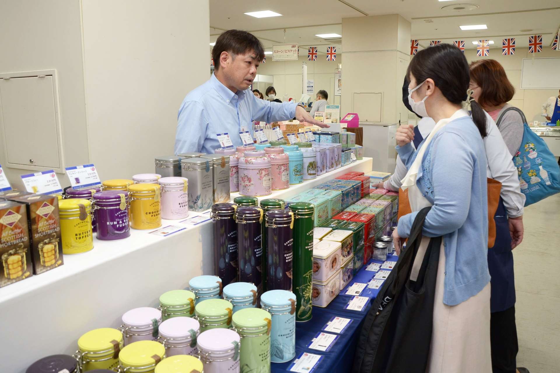 ポップなパッケージの紅茶を吟味する来場客ら＝１４日、鹿児島市の山形屋