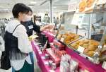スコーンや紅茶などが並ぶ「英国展」＝１４日、鹿児島市の山形屋