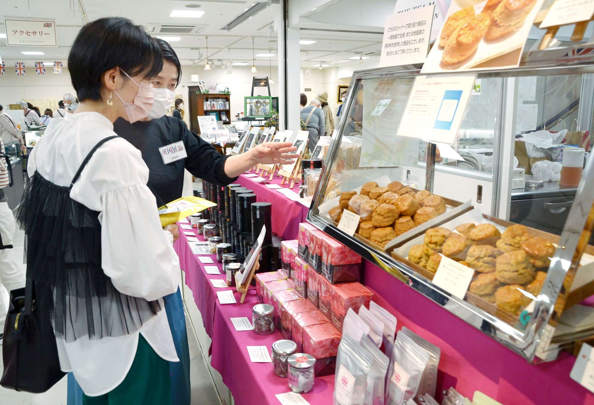 スコーンや紅茶などが並ぶ「英国展」＝１４日、鹿児島市の山形屋