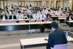 夏の参院選について事務説明を受ける市町村担当者ら＝１４日、鹿児島市の県市町村自治会館