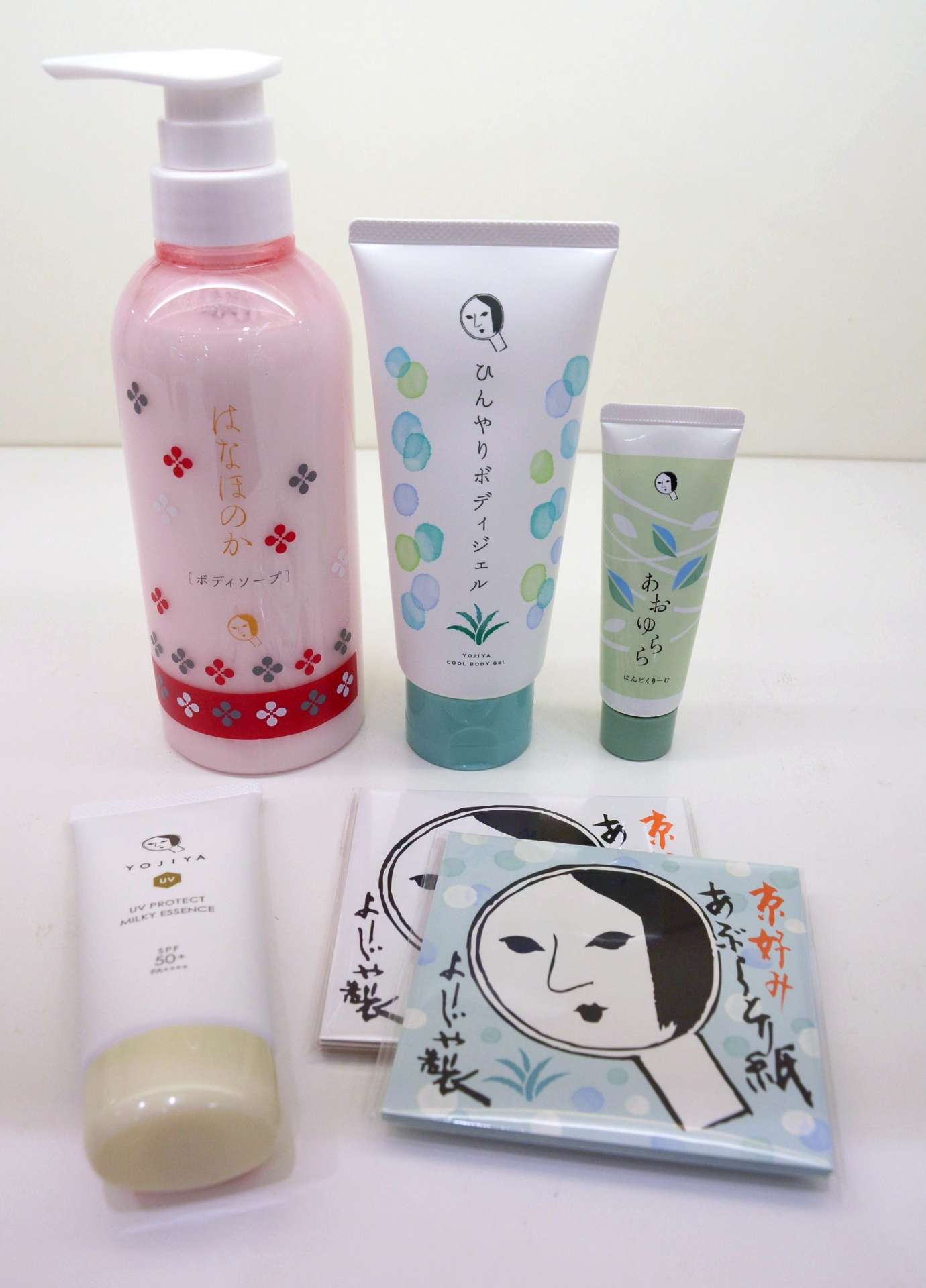 「よーじやふらっと」で販売するスキンケア用品＝１４日、鹿児島市の山形屋