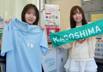 鹿児島大学の学生が企画し販売を始めたマフラータオルやポロシャツ＝１３日、鹿児島市郡元１丁目の鹿児島大学インフォメーションセンター