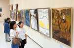 〈資料写真〉昨年の第70回記念県美展で、色彩豊かな作品に見入る来場者＝鹿児島市立美術館