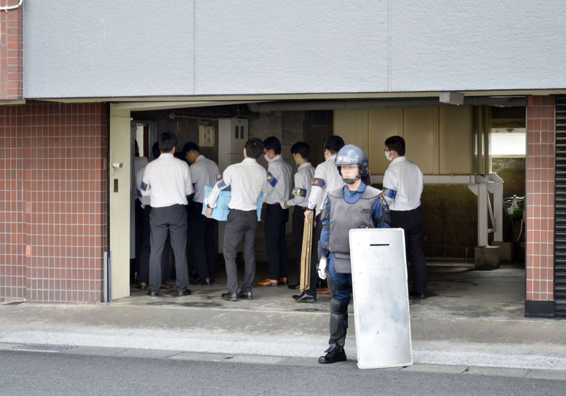 〈資料写真〉小桜一家本部事務所に家宅捜索に入る県警の捜査員＝２０２４年９月１９日午前１０時ごろ、鹿児島市甲突町