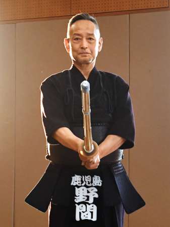 逃げられそうにない…構えを見せる野間亮二さん＝鹿児島中央警察署