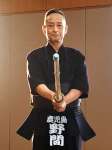 逃げられそうにない…構えを見せる野間亮二さん＝鹿児島中央警察署