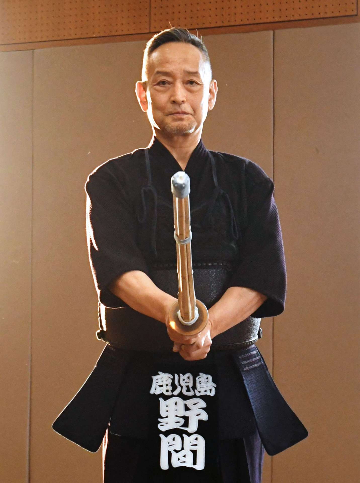逃げられそうにない…構えを見せる野間亮二さん＝鹿児島中央警察署