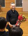 剣道８段に昇段し、教え子から祝福される野間亮二さん＝鹿児島中央警察署