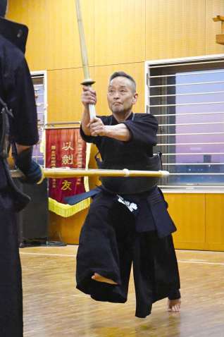 剣道８段に昇段した野間亮二さん＝鹿児島中央警察署