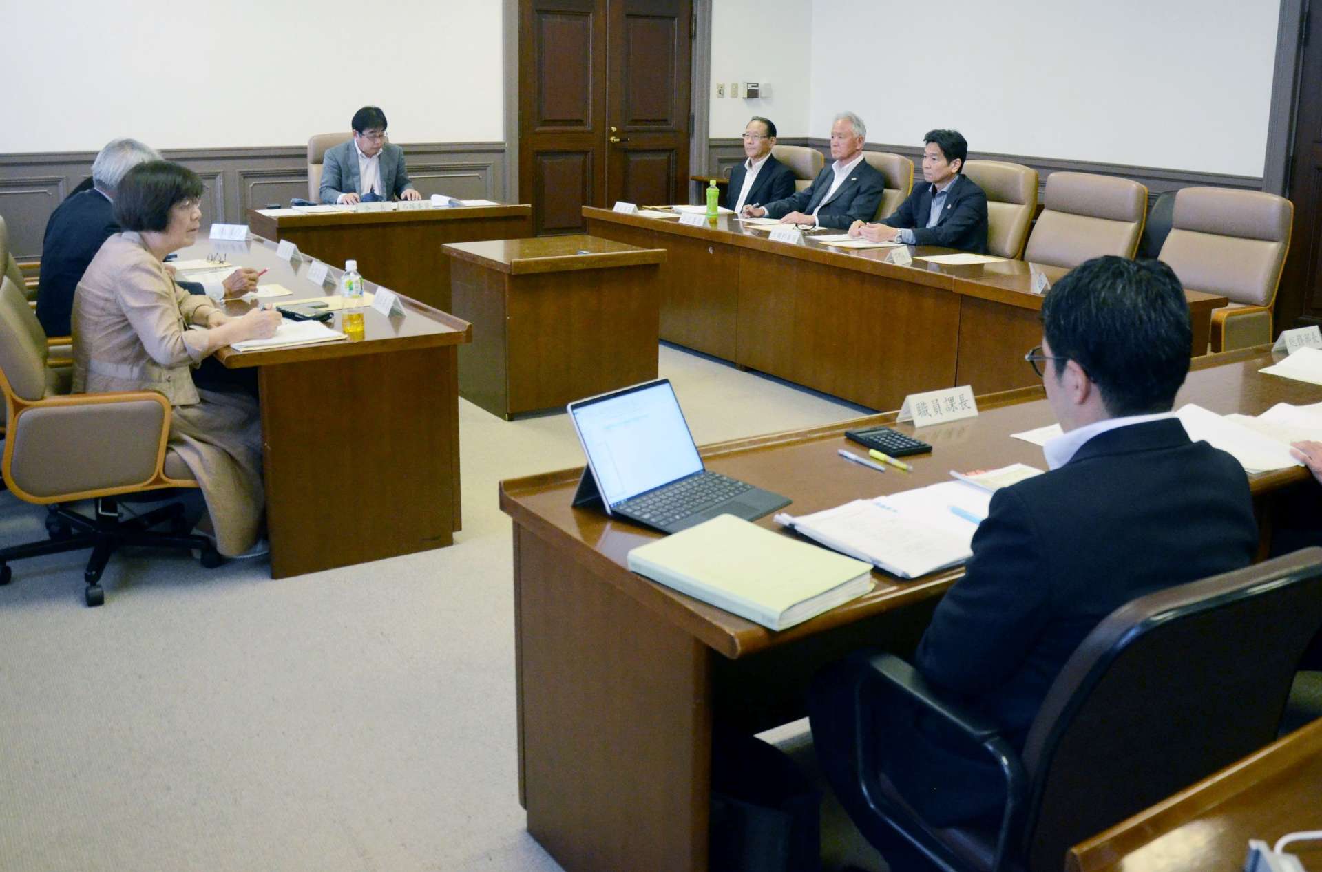 市長給料３％上げなどの答申をまとめた審議会＝１４日、鹿児島市役所