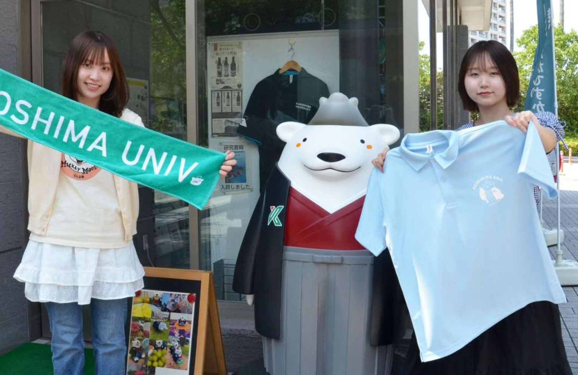 鹿児島大学の学生が企画したマフラータオル（１０００円）やポロシャツ（１５００円）＝１３日、鹿児島市郡元１丁目の鹿児島大インフォメーションセンター