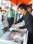 牛肉を購入する来場客＝１０日、出水市高尾野