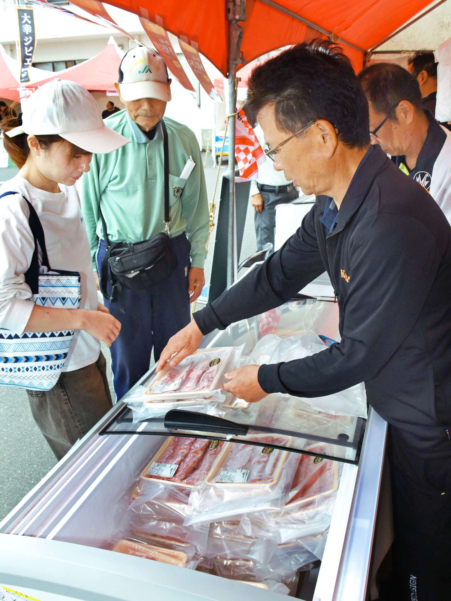 牛肉を購入する来場客＝１０日、出水市高尾野