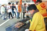 炭火焼き鳥コーナーに並ぶ来場客＝１０日、出水市高尾野