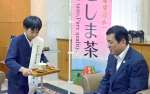 新茶を提供する豊留旭さん（左）＝１５日、県庁