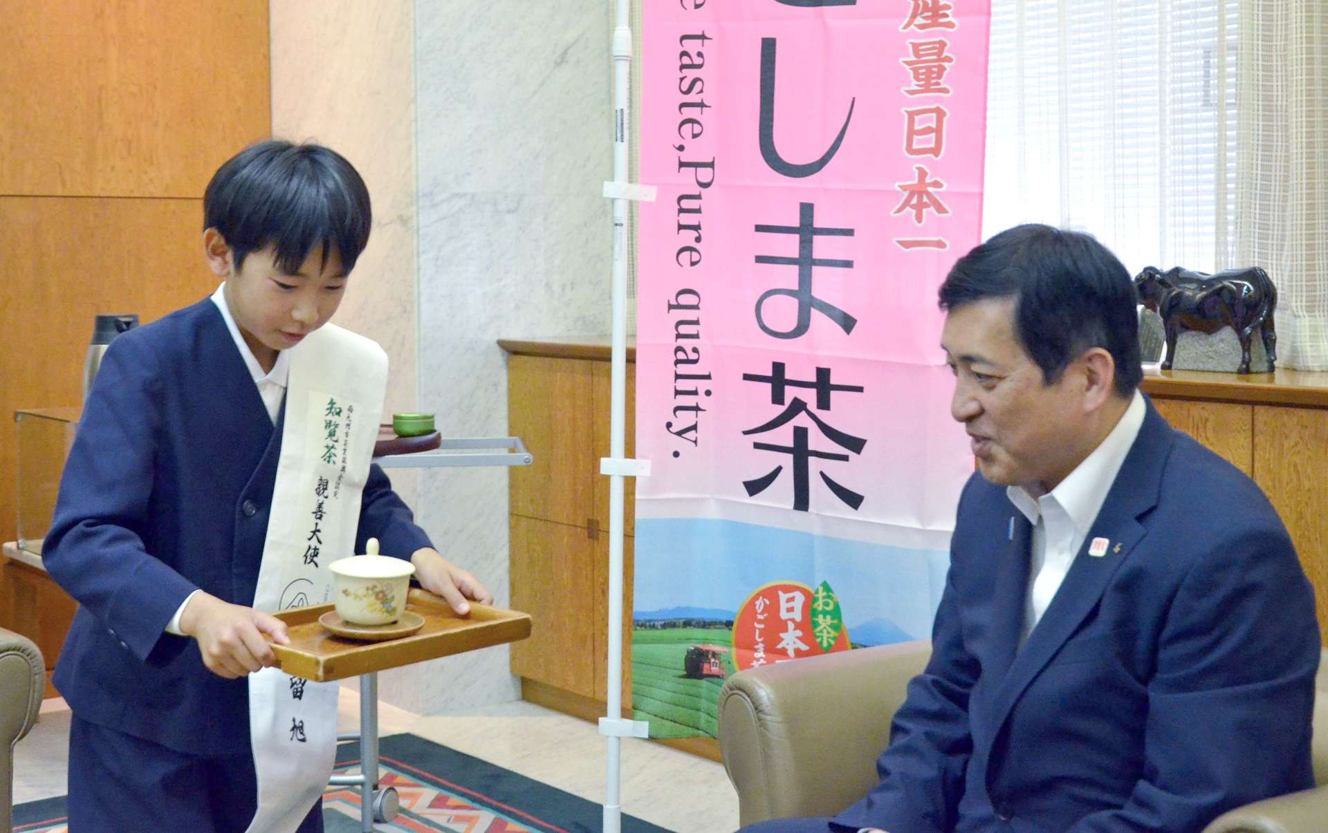 新茶を提供する豊留旭さん（左）＝１５日、県庁