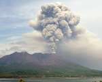 〈別カット〉活動が活発化し噴煙を上げ続ける桜島＝１５日午後２時１１分、鹿児島市与次郎１丁目