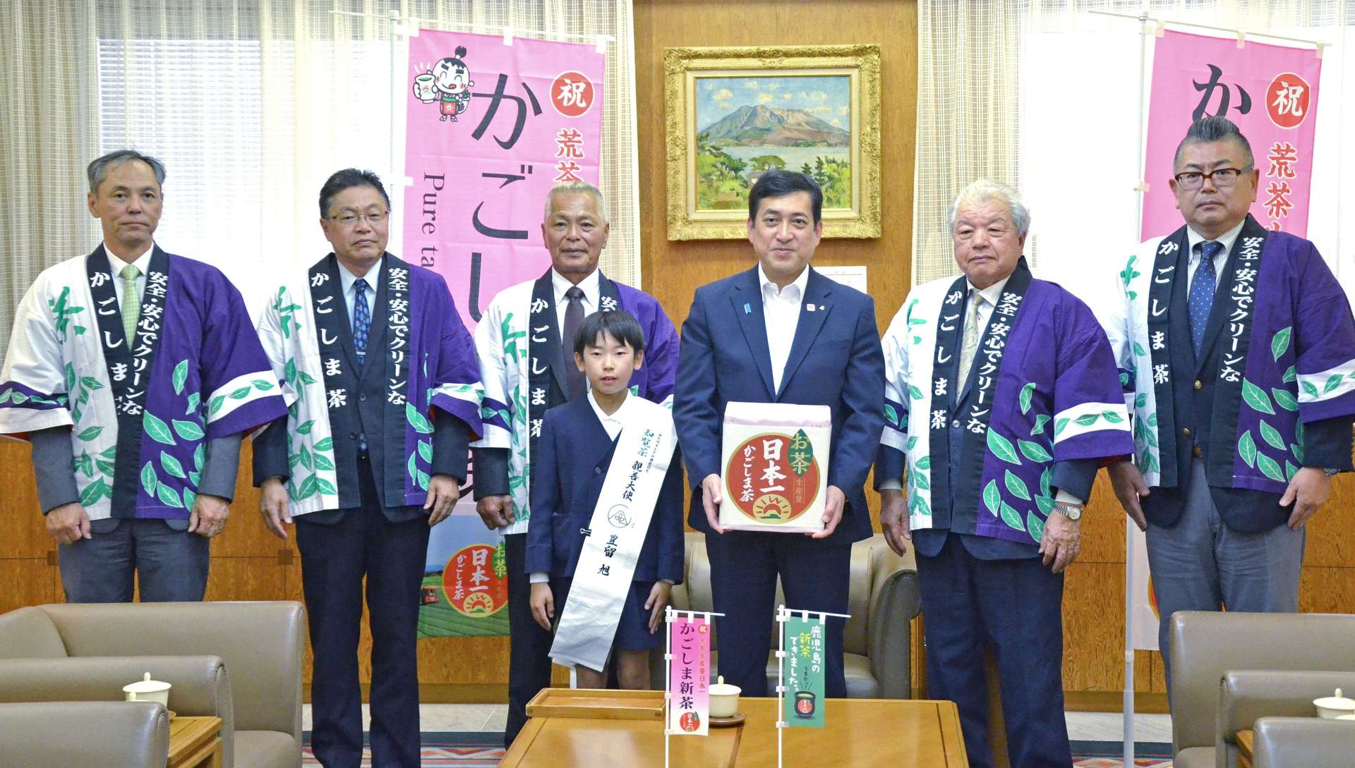 新茶を贈った豊留旭さん（中央）ら＝１５日、県庁