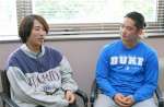 故郷の沖縄について話す大学生2人＝１５日、鹿児島市の鹿児島国際大学