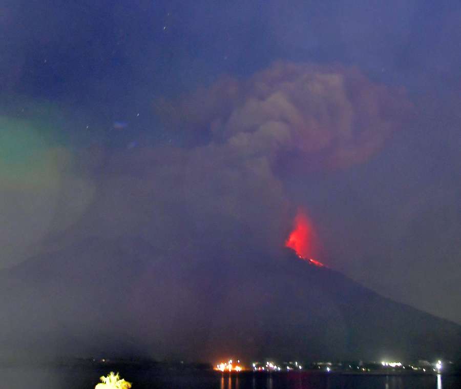 爆発し噴煙を上げる桜島＝１５日午後９時４６分、鹿児島市与次郎１丁目
