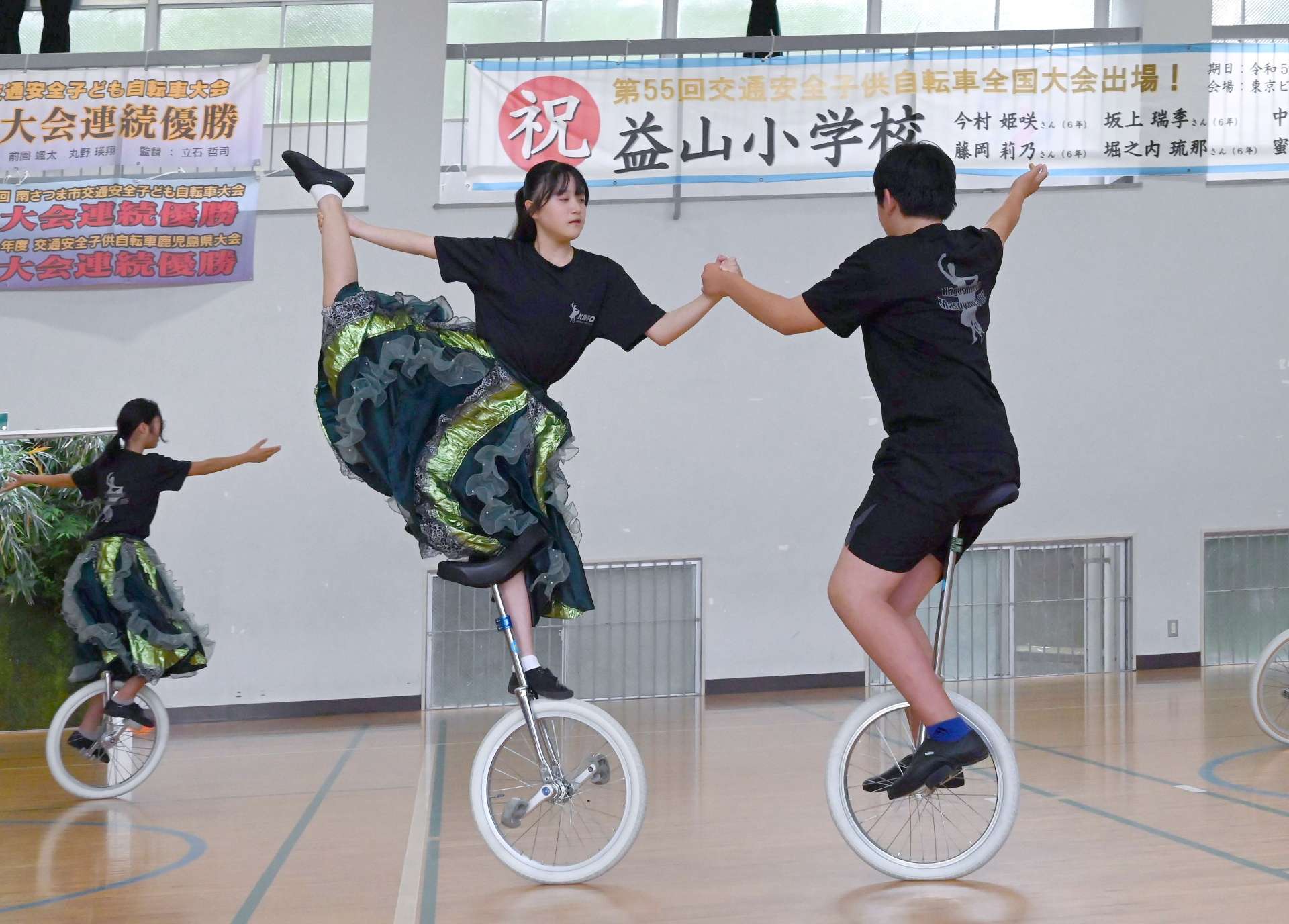 全国シクロサミットに向け、一輪車演技を練習する子どもたち＝南さつま市の益山小学校