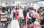 降灰による欠航が相次ぎ、利用客で混雑する鹿児島空港＝１５日午後６時半ごろ、霧島市