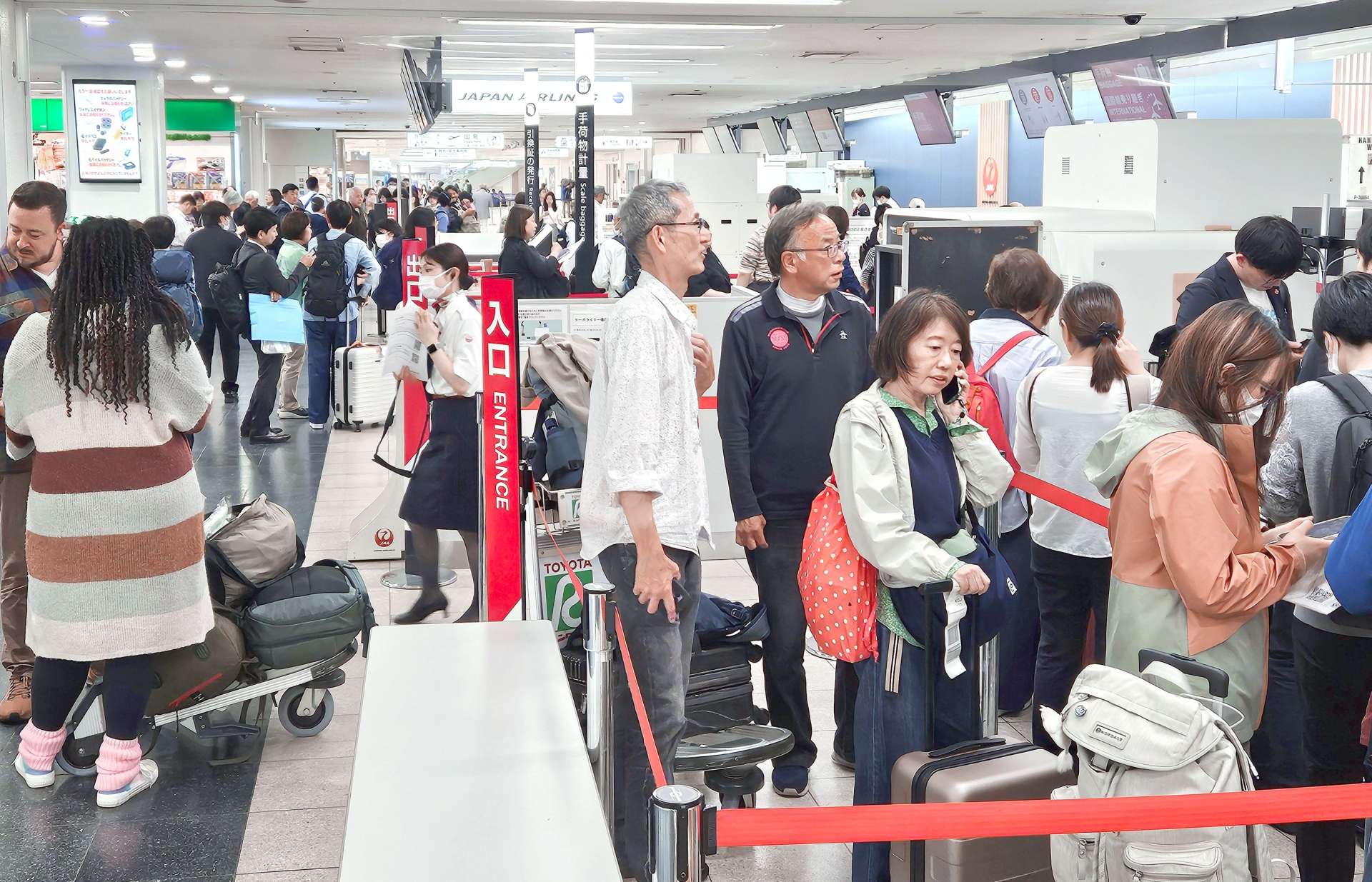降灰による欠航が相次ぎ、利用客で混雑する鹿児島空港＝１５日午後６時半ごろ、霧島市