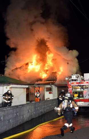 〈別カット〉炎を上げて燃える住家＝１５日午後９時１０分ごろ、薩摩川内市平佐町