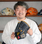 完成した黒毛和牛の革を使用したグラブを広げる福迫一真さん＝鹿児島市