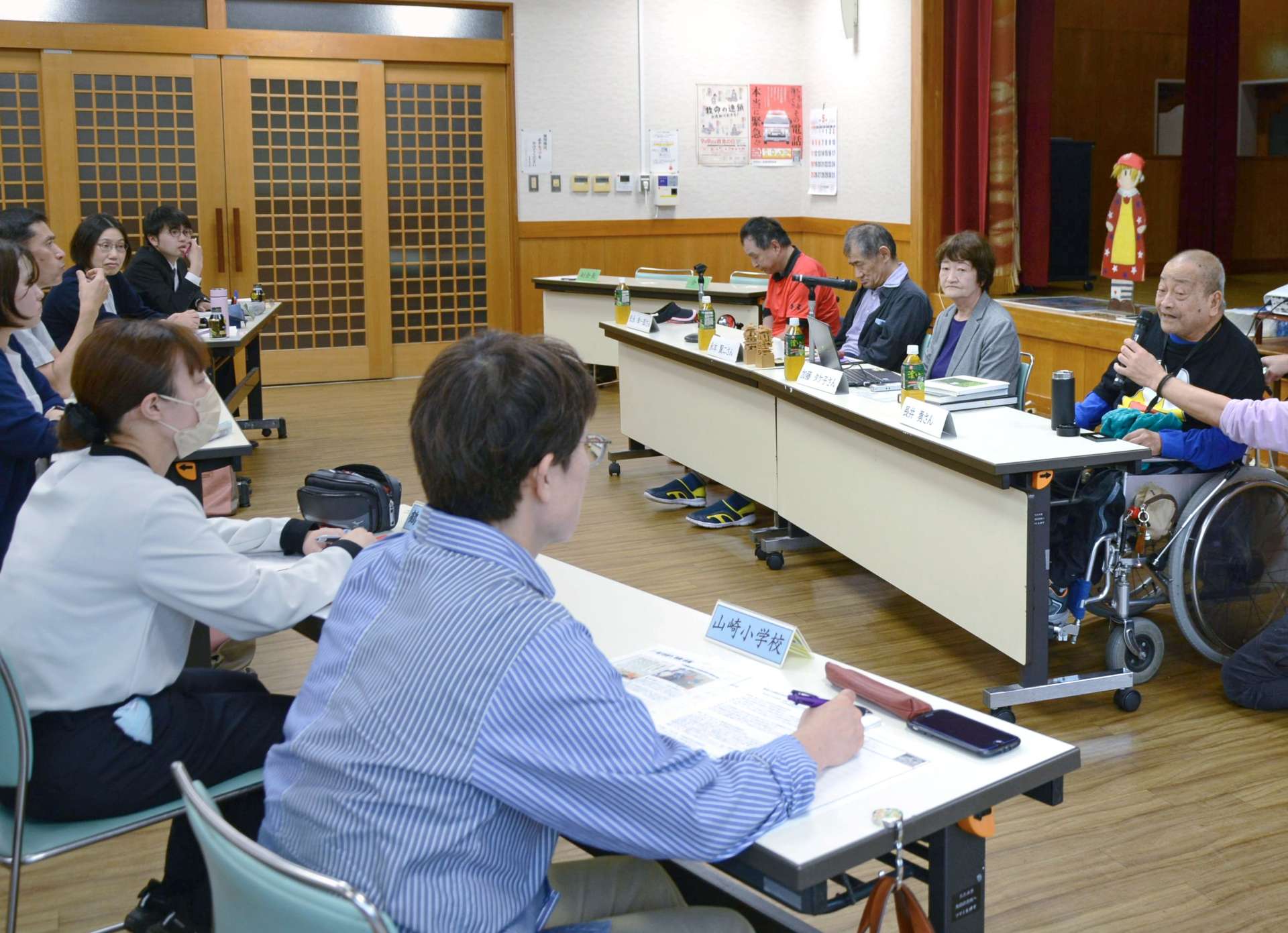 教員に向かって自身の半生を語る胎児性水俣病患者ら＝さつま町宮之城屋地